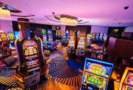 Antarmuka aplikasi mobile dazbet slot menampilkan permainan kasino dan pilihan pembayaran