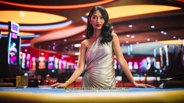 Antarmuka permainan Phoenix Rises di dazbet slot dengan simbol phoenix, gulungan, dan panel kontrol taruhan